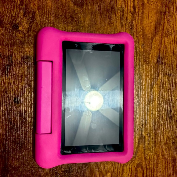 Amazon Kindle Fire 7 (9th gen) 16g with kid safe case - Picture 1 of 4